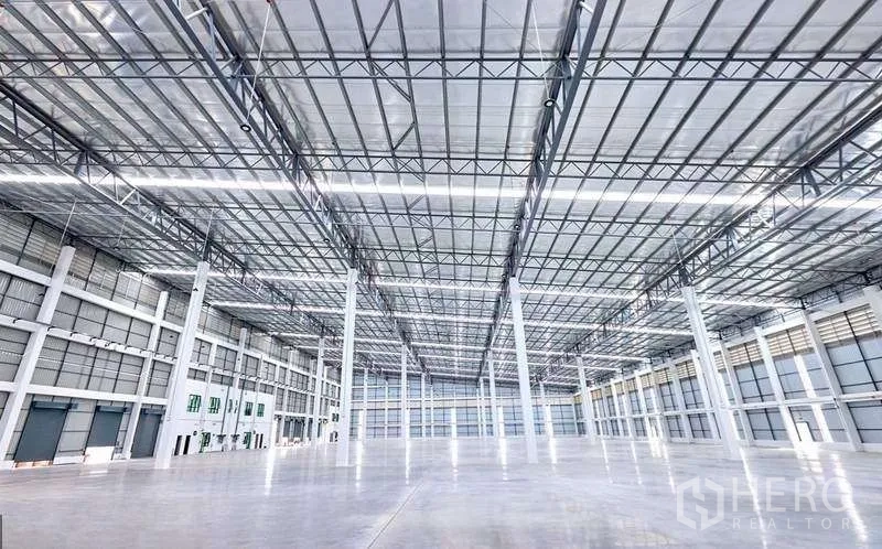 Factory for rent in Bang Phli, Samut Prakan - Wide factory floor with steel trusses and bright LED strip lighting
