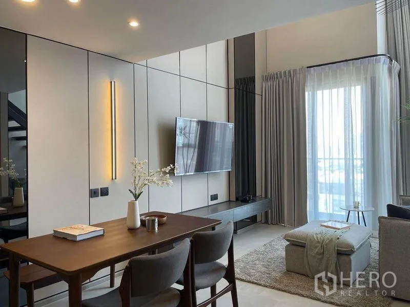 คอนโด ให้เช่าในPathum Wan, Bangkok - โต๊ะทานอาหารข้างครัวบิลท์อินชั้นวางไฟสวย มีบันไดและโซนพักผ่อนด้านหลัง