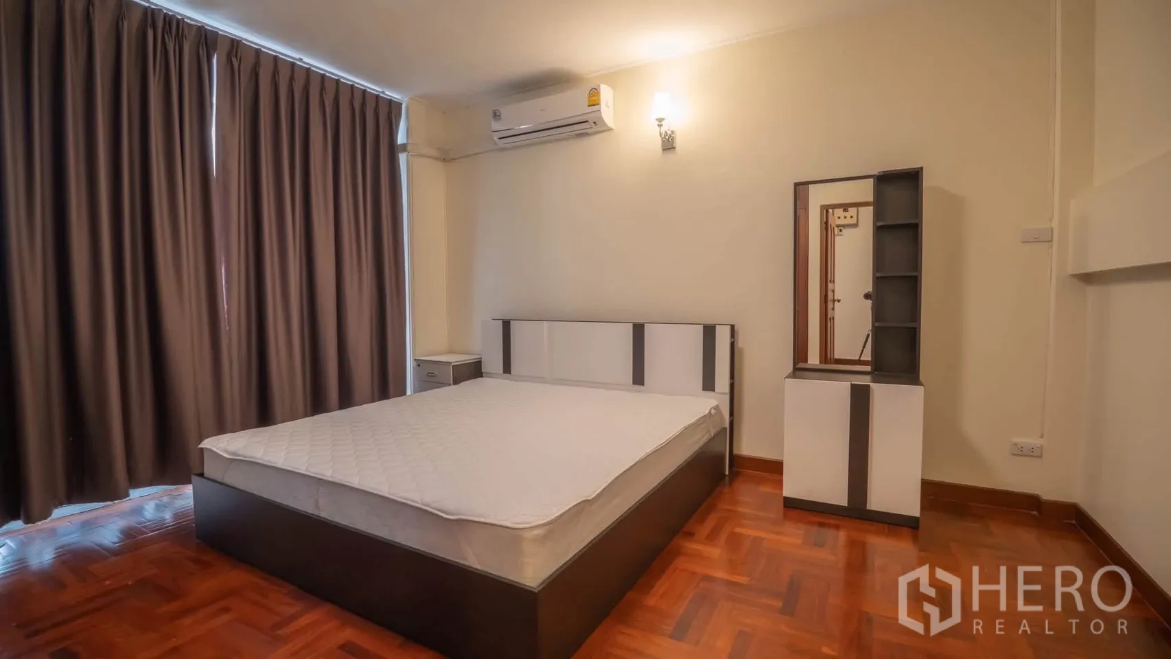 ทาวน์เฮาส์ for rent in Watthana, Bangkok - ห้องนอนอีกห้องพร้อมเตียง โต๊ะหัวเตียง โต๊ะเครื่องแป้ง และเครื่องปรับอากาศ