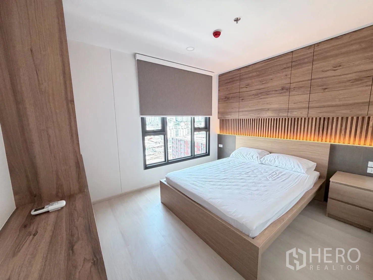 公寓 for rent in Din Daeng, Bangkok - 明亮卧室配大床，木质床头带灯带，窗户装有卷帘。