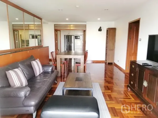 公寓 出租或出售在Watthana, Bangkok - 客餐厅一体，皮沙发、拼花木地板、电视柜与大镜面墙