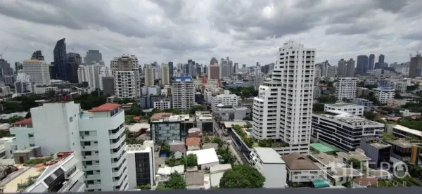 公寓 出租或出售在Watthana, Bangkok - 从公寓阳台眺望曼谷高楼的全景城市景观