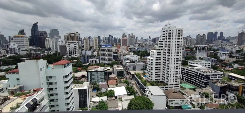 公寓 出租或出售在Watthana, Bangkok - 从公寓阳台眺望曼谷高楼的全景城市景观