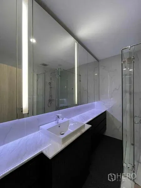 คอนโด ให้เช่าในPathum Wan, Bangkok - ห้องน้ำสมัยใหม่ เคาน์เตอร์หินอ่อนยาว กระจกไฟซ่อน และตู้ shower กระจก