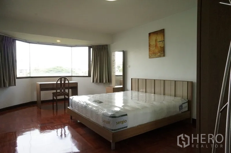 คอนโด ให้เช่าในWatthana, Bangkok - ห้องนอนมาสเตอร์ขนาดใหญ่ มีหน้าต่างบานกว้าง โต๊ะทำงาน แสงธรรมชาติเต็มที่