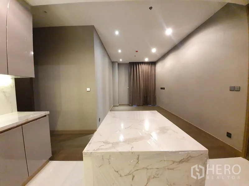 คอนโด ให้เช่าในHuai Khwang, Bangkok - พื้นที่ครัวและนั่งเล่นแบบเปิด มีเกาะหินอ่อนและผ้าม่านสูงจรดเพดาน