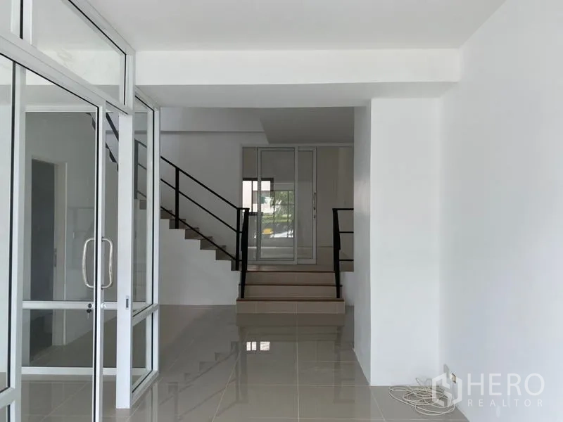 带办公室的家 出租在Wang Thonglang, Bangkok - 开放式入口大堂，玻璃墙通向楼梯与内室。