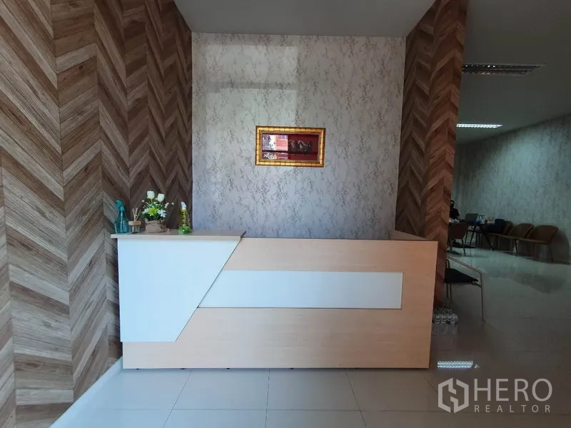 工厂 出售在Lam Luk Ka, Pathum Thani - 办公室接待台，木纹特色墙背景。