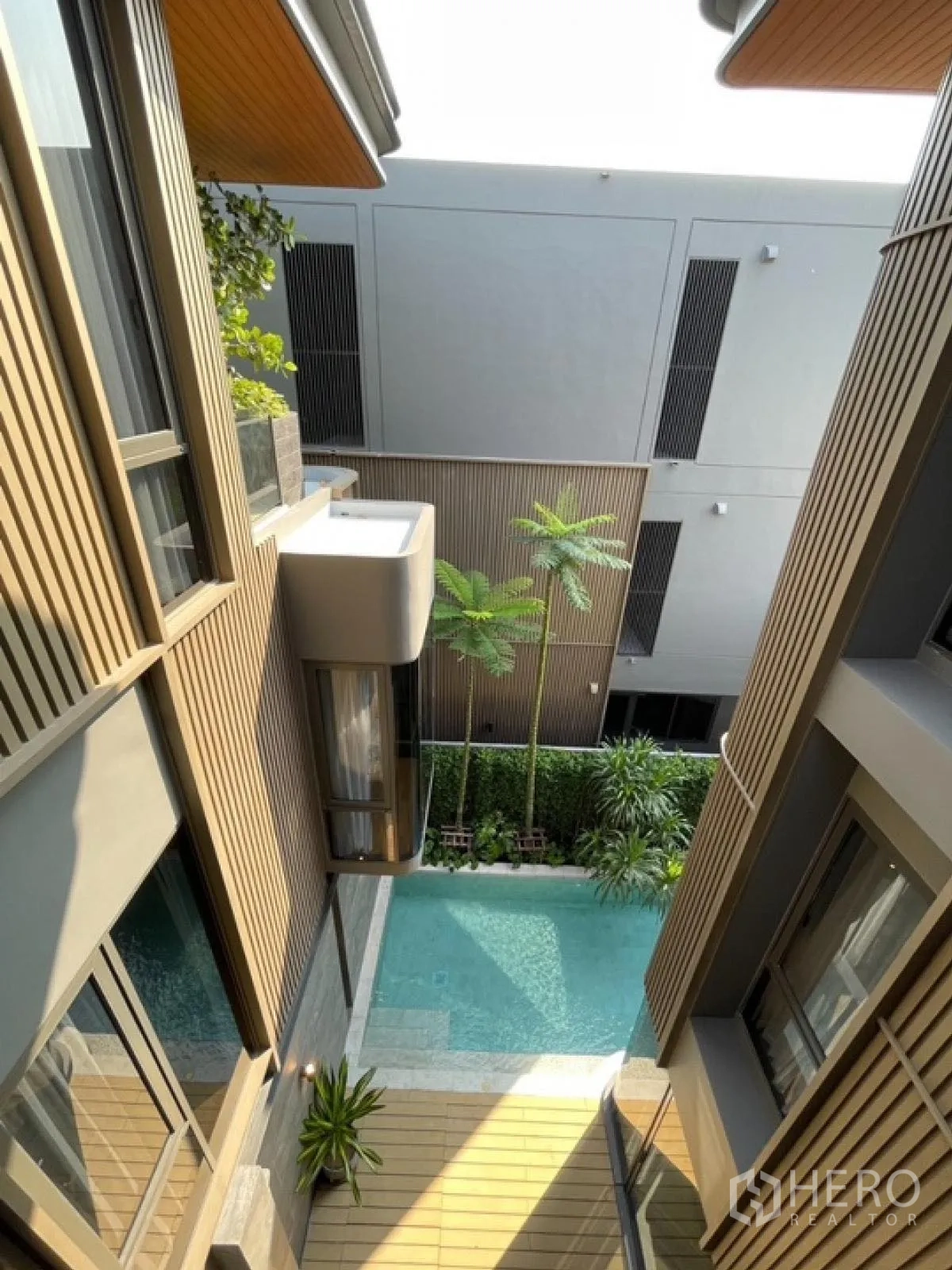 Detached House for rent in Wang Thonglang, Bangkok - Vertical courtyard view between buildings down to the private pool.