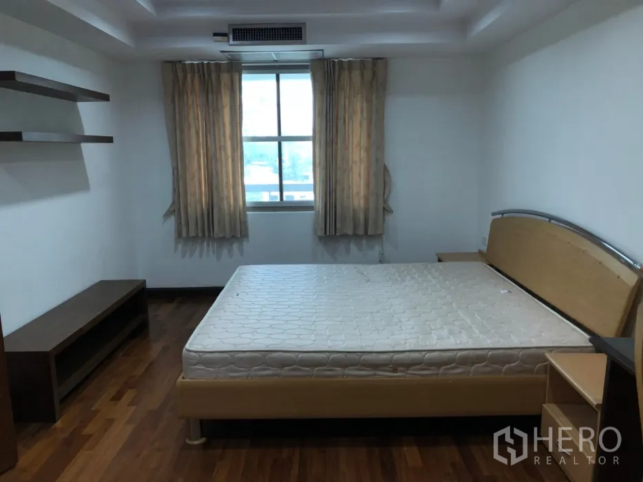 คอนโด ให้เช่าในWatthana, Bangkok - ห้องนอนสว่าง มีหน้าต่าง ชั้นวางผนัง และเตียงควีนบนพื้นไม้