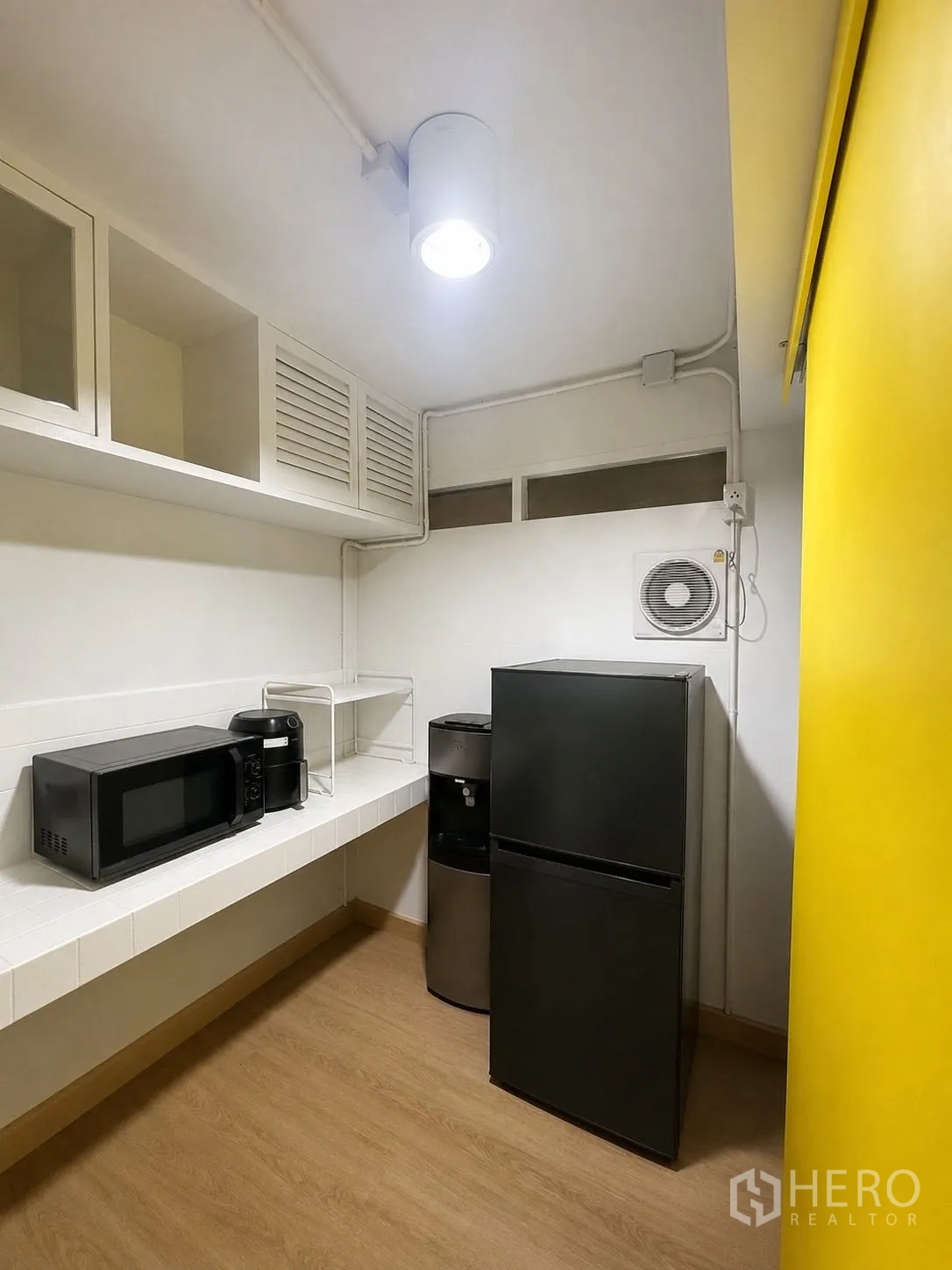 办公室 for rent in Phaya Thai, Bangkok - 紧凑茶水间，配冰箱、微波炉与搁架。