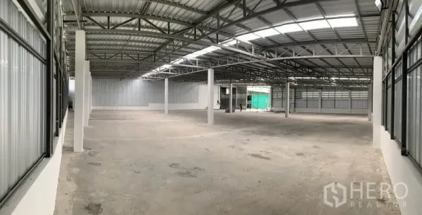 Warehouse for rent in Mueang Pathum Thani, Pathum Thani - Panoramic view of 1,000 sqm warehouse hall with skylights, ventilation windows and support columns.