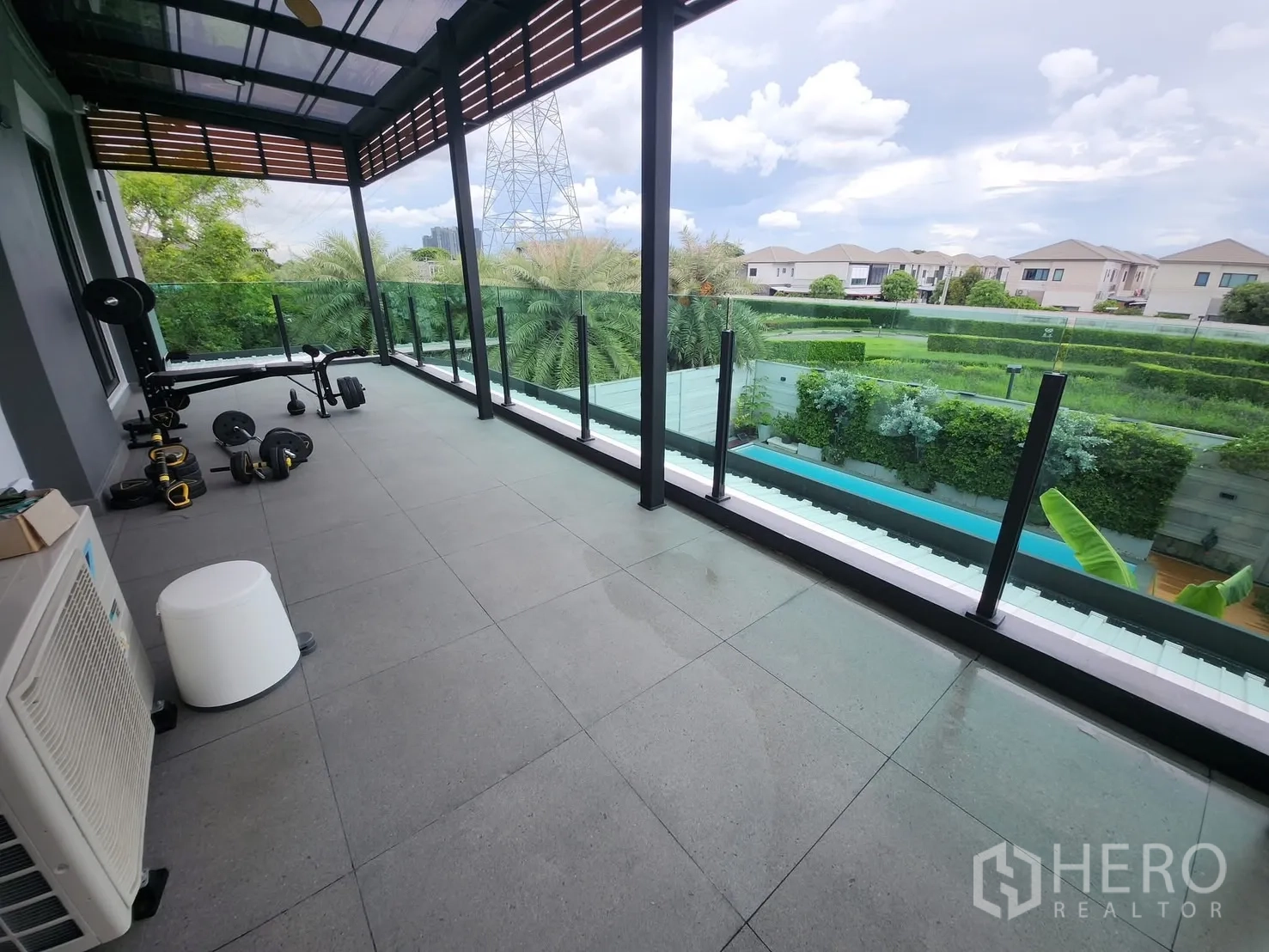 บ้าน ให้เช่าในBang Phli, Samut Prakan - ระเบียงยาวราวกระจก จัดเป็นมุมออกกำลังกาย มองเห็นสวน