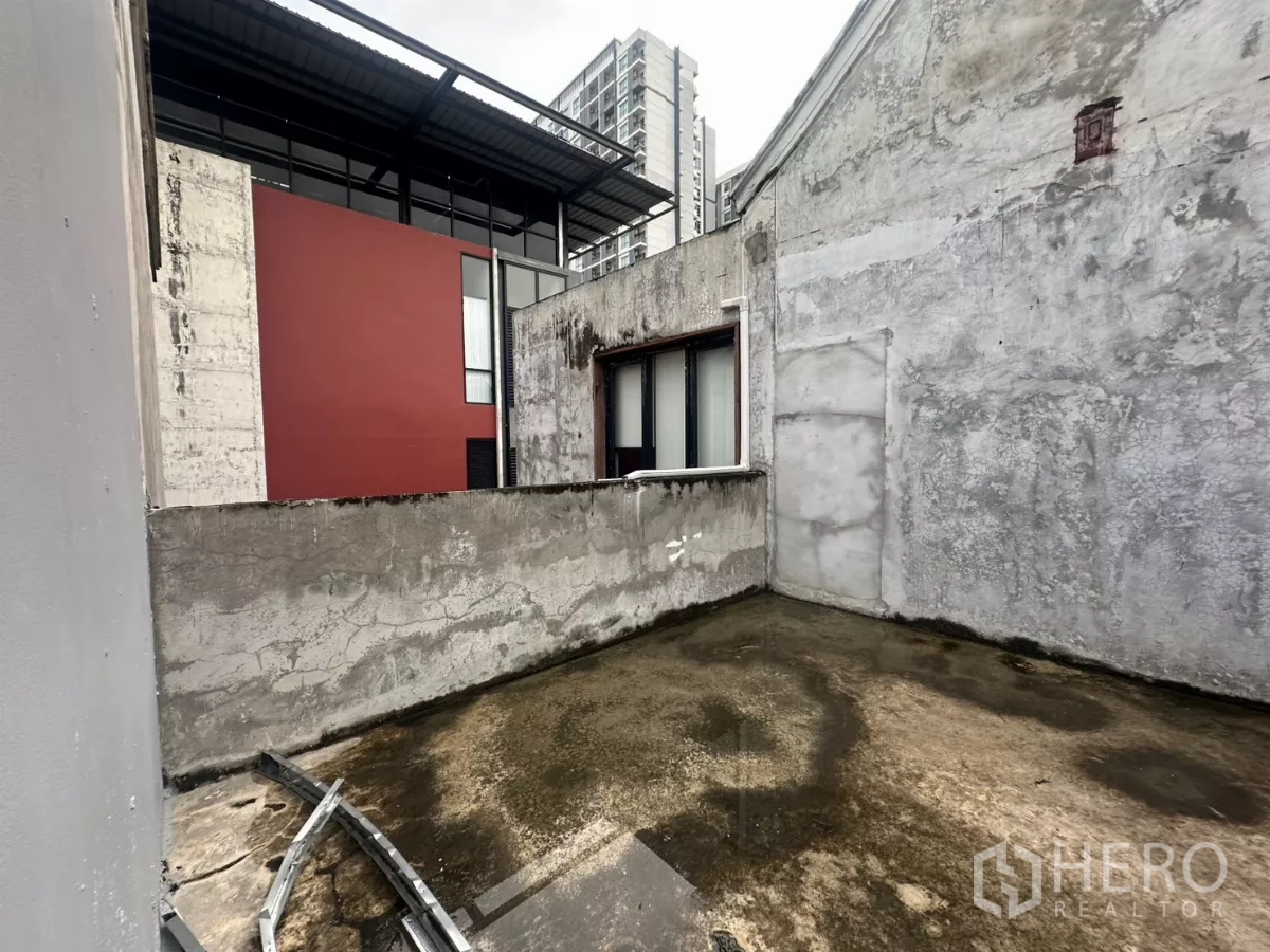 带办公室的家 出租在Pathum Wan, Bangkok - 私家屋顶露台，粗糙混凝土面与矮女儿墙，可见周边建筑。