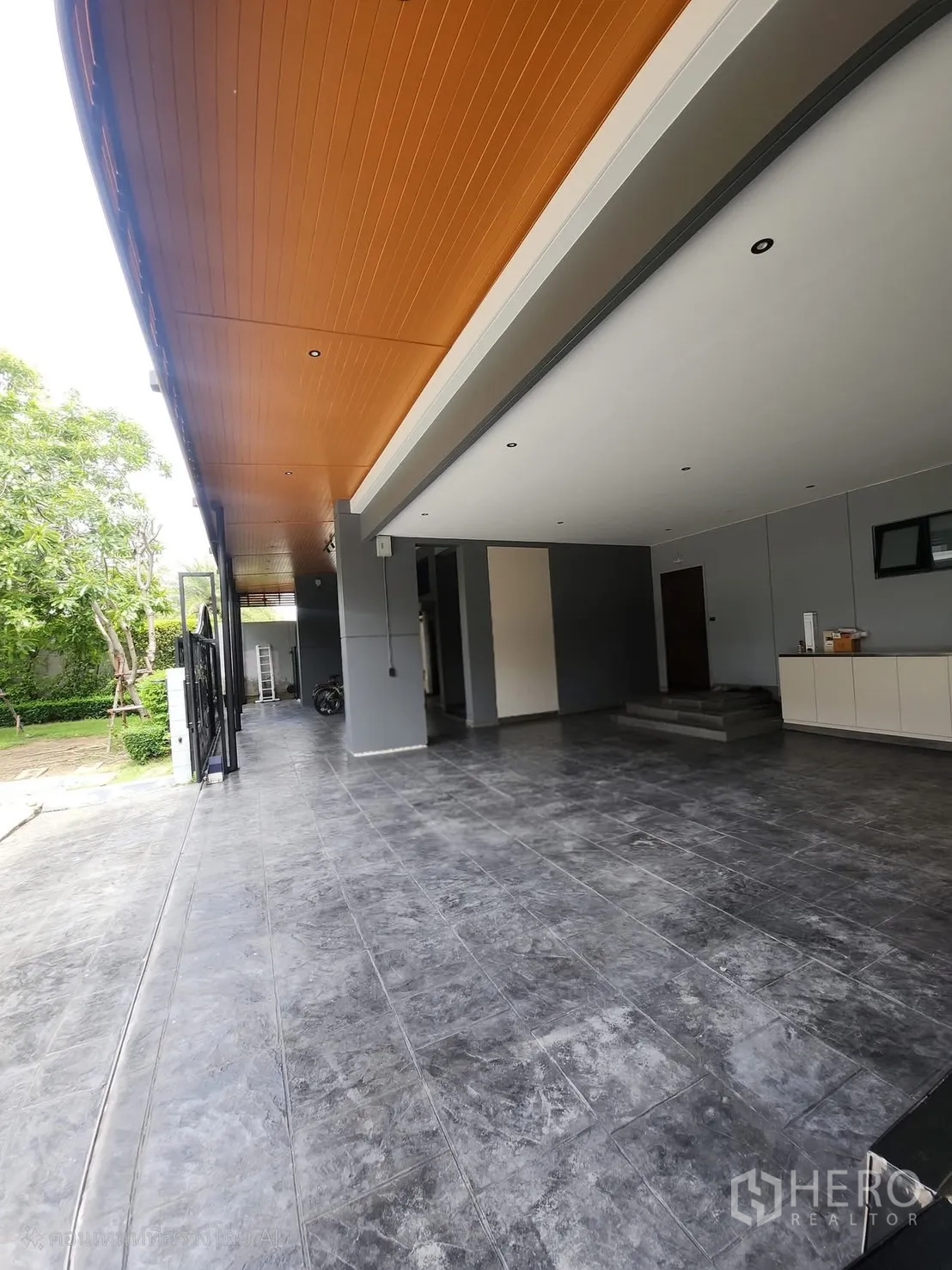 บ้าน ให้เช่าในBang Phli, Samut Prakan - โรงจอดรถขนาดใหญ่ พื้นกระเบื้องกันลื่นและไฟเพดาน