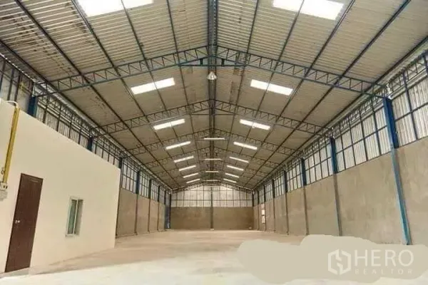 โรงงาน ให้เช่าในMueang Nakhon Pathom, Nakhon Pathom - ภายในโรงงานโล่ง หลังคาโครงเหล็กสูง มีช่องแสง พื้นคอนกรีตขัดมัน พร้อมห้องออฟฟิศด้านข้าง