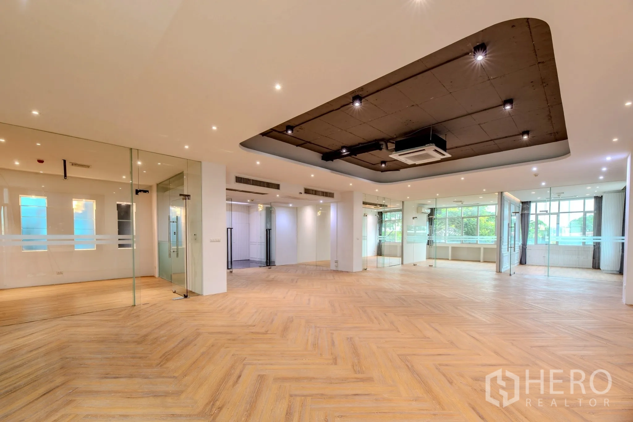 Office Space for rent in Wang Thonglang, Bangkok - Spacious flexible workspace with recessed lighting and wide windows.