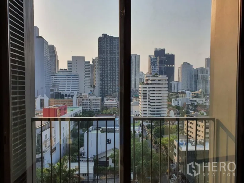 公寓 出租在Watthana, Bangkok - 私人阳台眺望Phrom Phong区域的高楼景观。