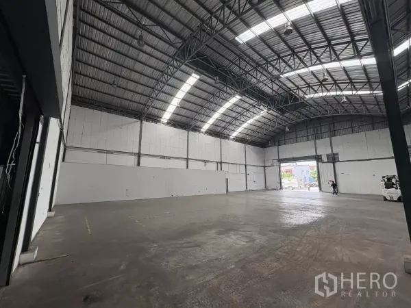 货栈 出租在Bang Phli, Samut Prakan - 10米净高的存储大厅，宽门可直接驶入装卸。