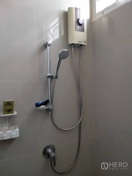 独立式住宅 出售在Thawi Watthana, Bangkok - 浴室内壁挂式热水器与手持花洒。