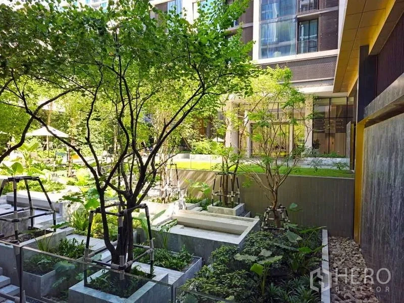公寓 出租或出售在Pathum Wan, Bangkok - 层次分明的中庭花园，绿树成荫与水景装置