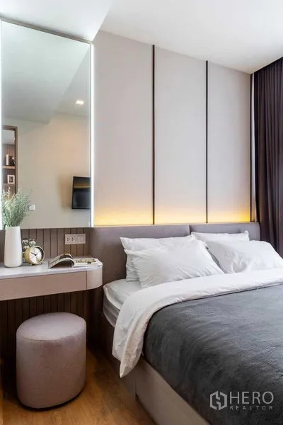 คอนโด ให้เช่าในWatthana, Bangkok - ห้องนอนบรรยากาศสงบ หัวเตียงหุ้มผ้า โต๊ะเครื่องแป้ง และไฟซ่อน