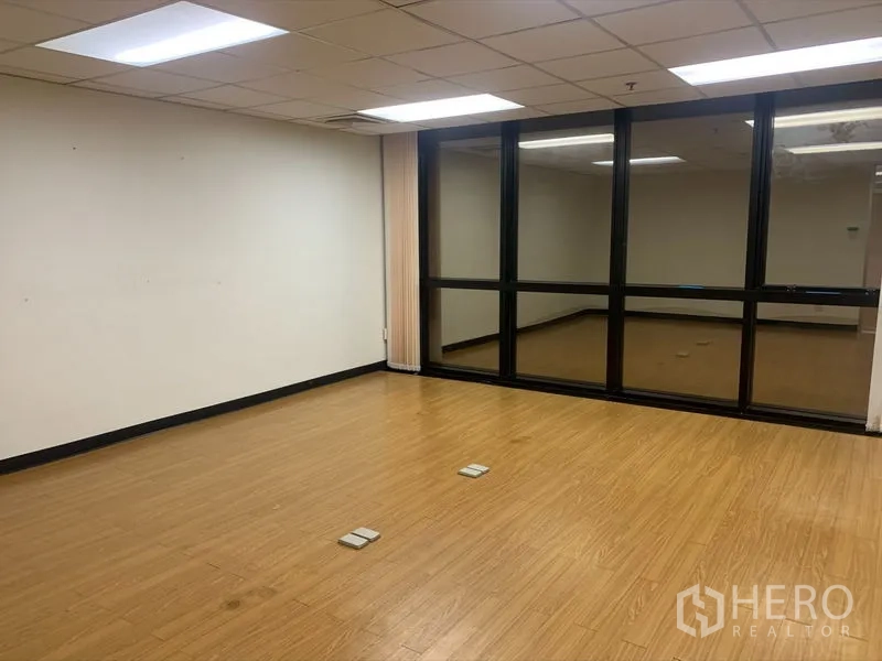 Office Space for rent in Bang Rak, Bangkok - Spacious room with full-height tinted window wall, vertical blinds and floor outlet boxes.