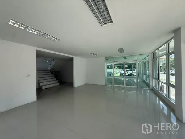 办公空间 出租在Bueng Kum, Bangkok - 通透的入口大厅，玻璃隔断与瓷砖地面
