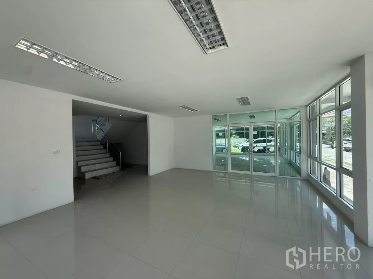办公空间 出租在Bueng Kum, Bangkok - 通透的入口大厅，玻璃隔断与瓷砖地面
