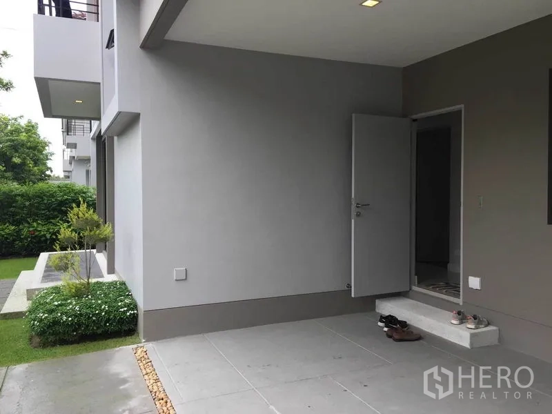 独立式住宅 出售在Pak Kret, Nonthaburi - 有顶车棚与侧入口，嵌灯与花园边饰