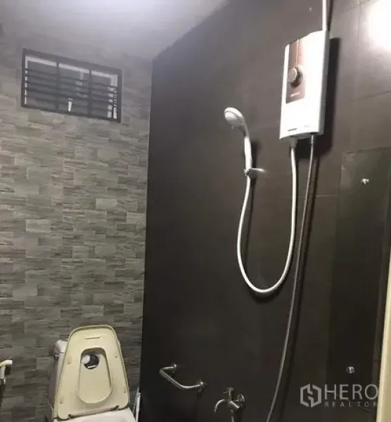 独立式住宅 出租在Din Daeng, Bangkok - 铺砖卫生间，配手持花洒、电热水器和坐便器。