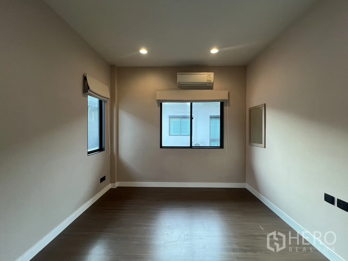 Detached House for rent in Bang Kapi, Bangkok - Bathroom with walk-in shower, toilet and large mirror.
