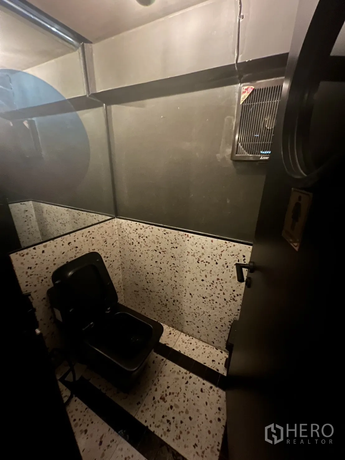 Shophouse for rent in Watthana, Bangkok - Small restroom with black fixtures and terrazzo wall tiles.