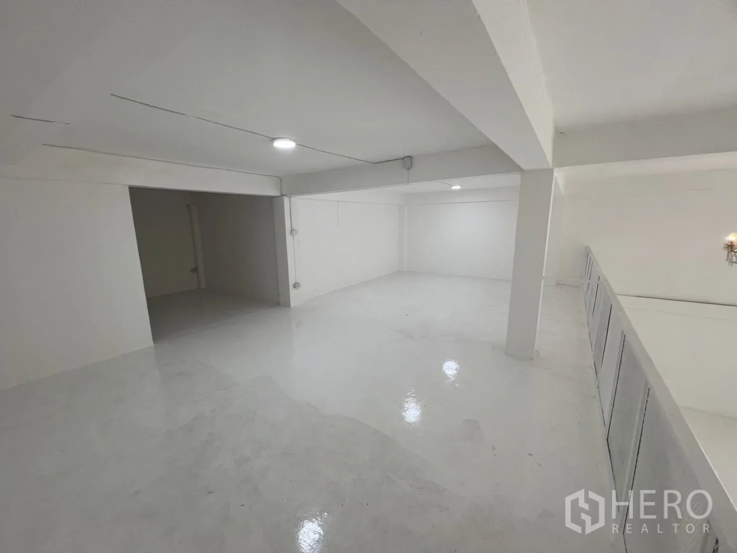 Retail Space for rent in Khlong Toei, Bangkok - Deep mezzanine perspective highlighting the open layout and an alcove for storage.