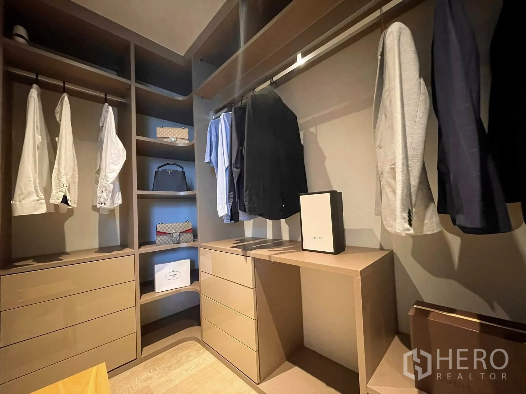 公寓 for rent in Bang Rak, Bangkok - 步入式衣帽间，内置搁架、抽屉与挂衣杆。