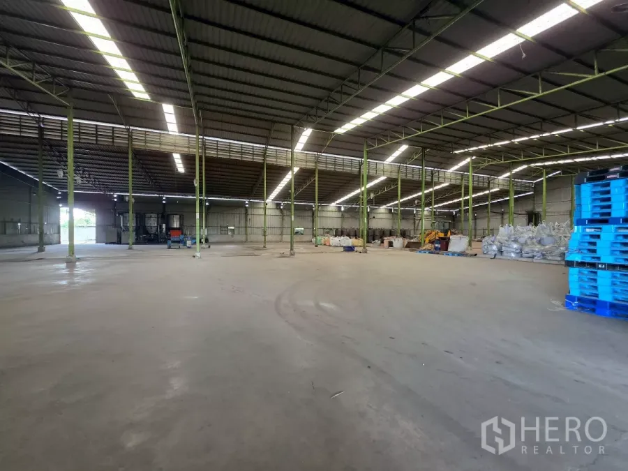 โรงงาน ให้เช่าในMueang Samut Sakhon, Samut Sakhon - ภายในโกดังโล่ง เพดานโครงเหล็กสูง มีสกายไลท์และพื้นคอนกรีตกว้าง พร้อมพื้นที่จัดเก็บและพาเลท