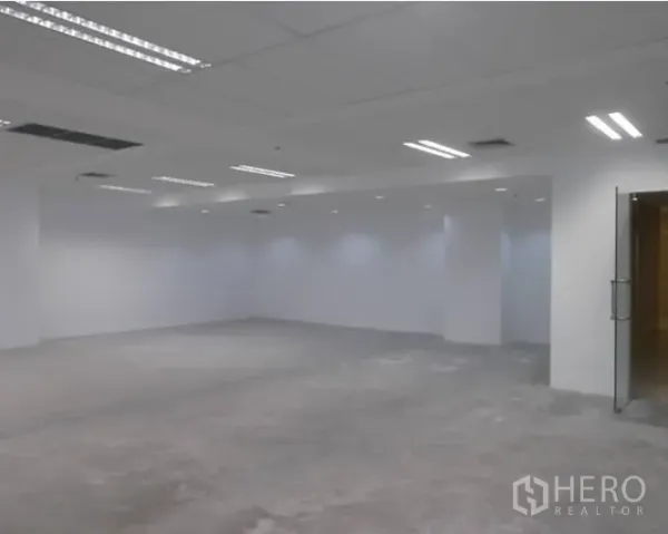 สำนักงาน ให้เช่า - พื้นที่สำนักงานโล่งผนังสีขาว เพดานทีบาร์พร้อมไฟและช่องแอร์