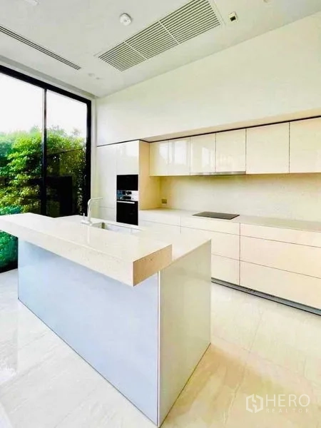 独立式住宅 出售在Huai Khwang, Bangkok - 极简厨房设中岛、嵌入式家电与高窗景观绿意。