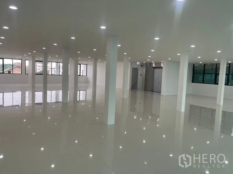 带办公室的家 出租或出售在Wang Thonglang, Bangkok - 多立柱的开放式办公楼层，亮面地砖