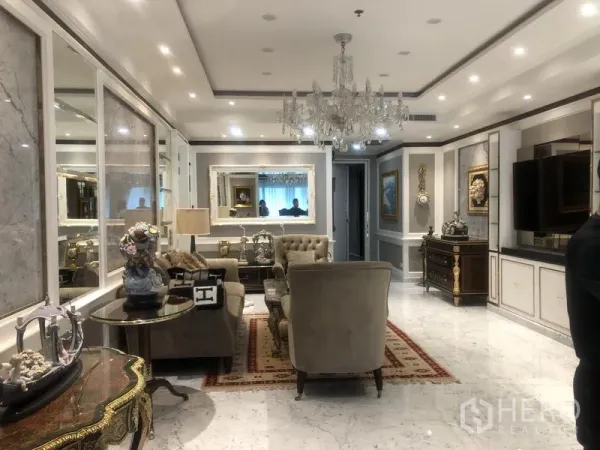 คอนโด ขายในWatthana, Bangkok - ห้องนั่งเล่นหรูหราพื้นหินอ่อน โซฟากำมะหยี่ โคมระย้าคริสตัล ผนังกระจกเงา และตู้บิลท์อินสไตล์คลาสสิก