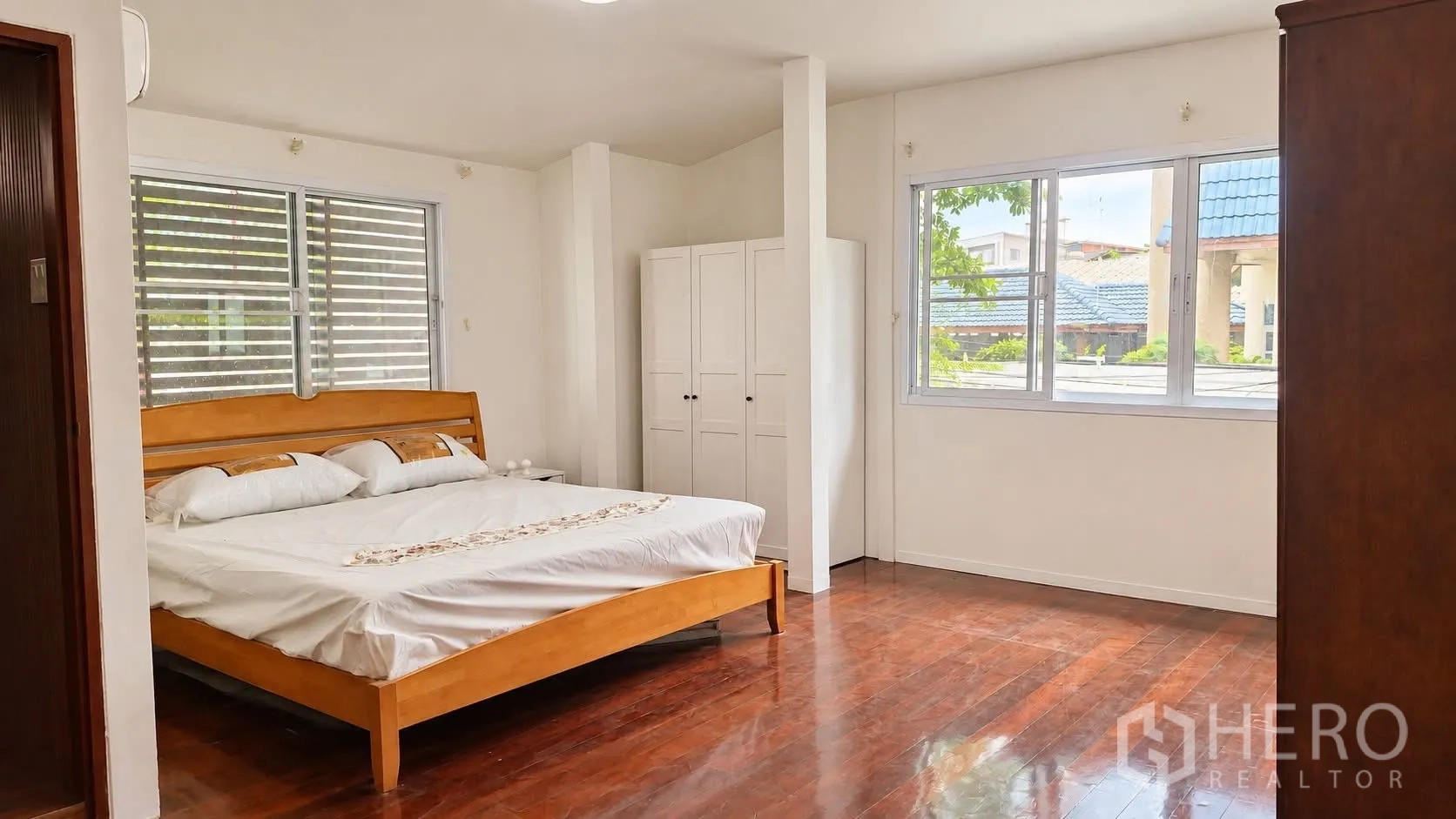บ้านเดี่ยว for rent in Khlong Toei, Bangkok - ห้องนอนกว้างพร้อมเตียงไม้ ตู้เสื้อผ้า และหน้าต่างบานกว้าง