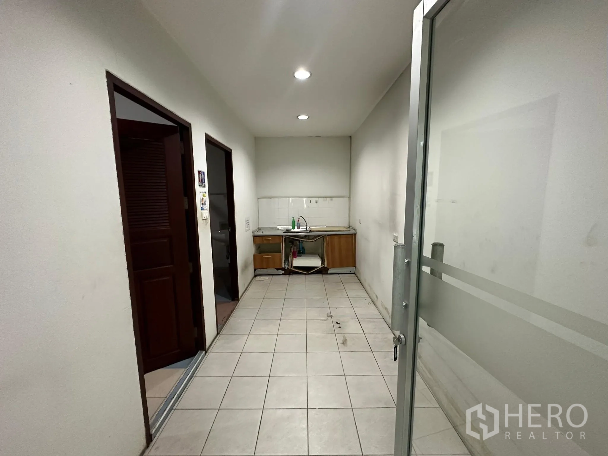 货栈 出租在Huai Khwang, Bangkok - 走廊带小型简易厨房，通往卫生间和办公室。