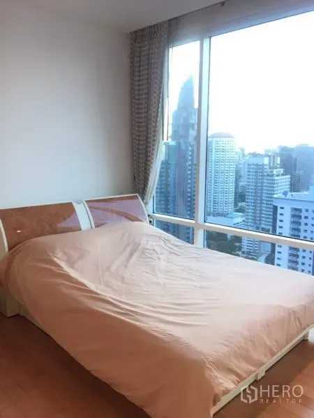公寓 出租或出售在Watthana, Bangkok - 次卧设落地窗，眺望高楼天际线。
