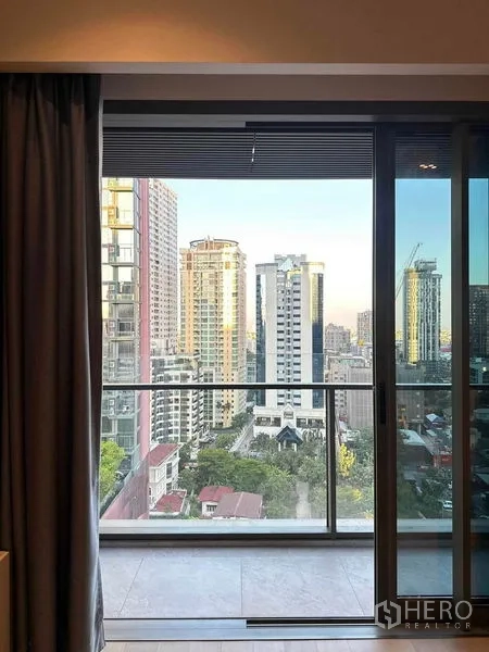 公寓 出售 - 卧室推拉门外的城市天际线景观。
