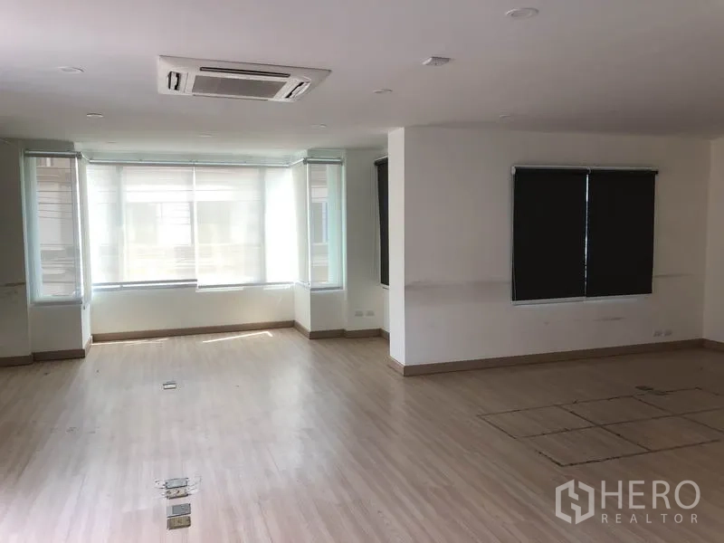 带办公室的家 出租在Wang Thonglang, Bangkok - 转角办公室，吊顶空调，多扇窗与遮光帘。