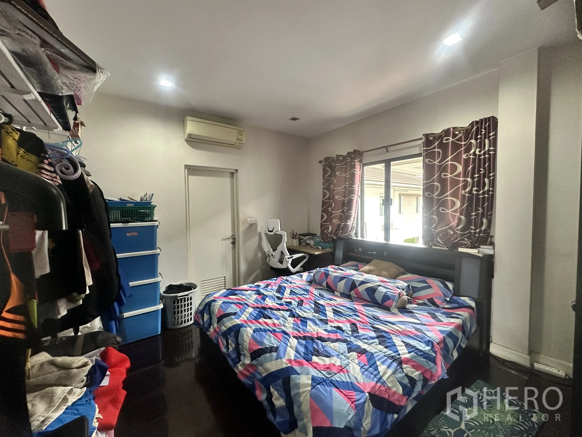 独栋房屋 for sale in Pak Kret, Nonthaburi - 卧室有双人床、窗户、空调和收纳架。