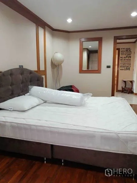 คอนโด ให้เช่าในWatthana, Bangkok - ห้องนอนอบอุ่น หัวเตียงบุนุ่ม พื้นไม้ และแสงไฟนุ่มนวล