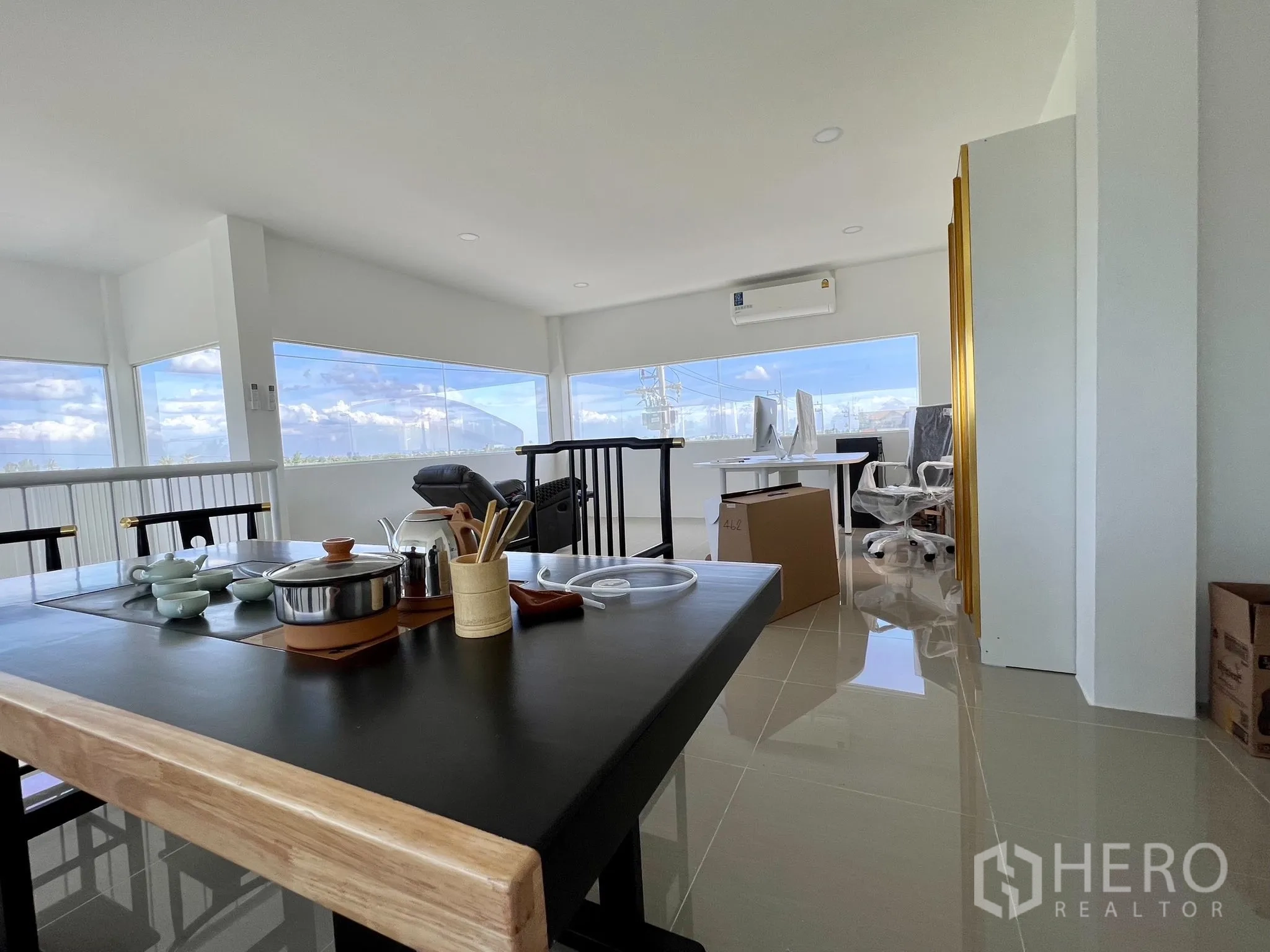 仓库 for sale in Lat Lum Kaeo, Pathum Thani - 全景式办公室，餐桌与空调，环绕落地窗视野开阔。