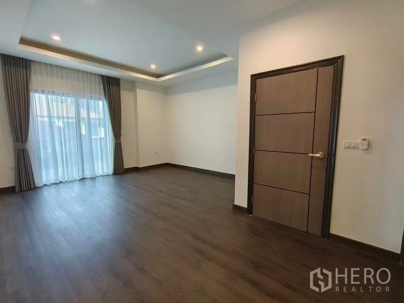 独立式住宅 出租或出售 - 卧室带阳台，推拉玻璃门与双层窗帘采光好。