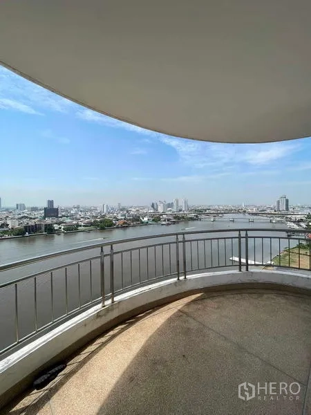 คอนโด ขายในBangkok - วิวแม่น้ำมุมกว้างจากระเบียงใต้ท้องฟ้าสีฟ้า